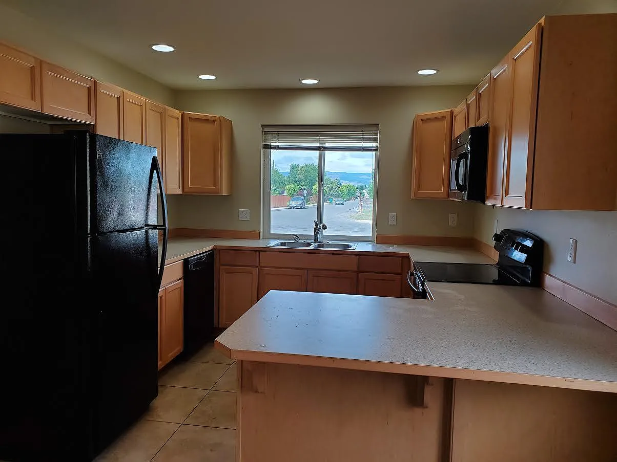 4 bed, 1710 sqft, $2,500 — Photo 2