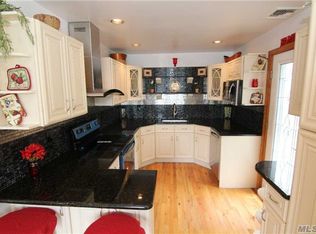 95 E Riviera Dr, Lindenhurst, NY 11757