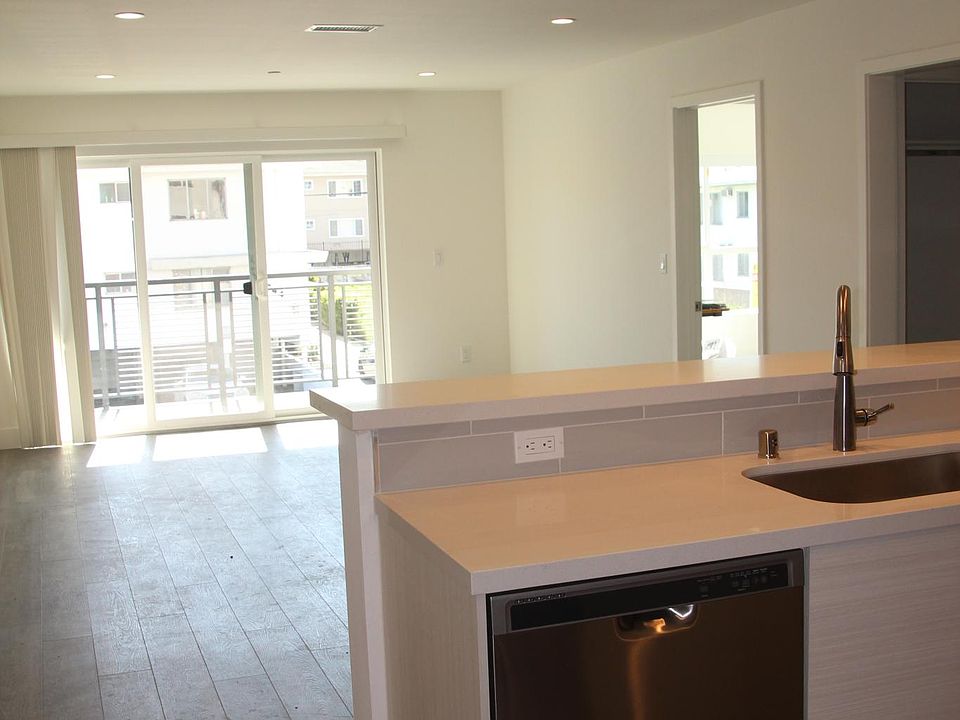 1st image of 3945 Ingraham St #501