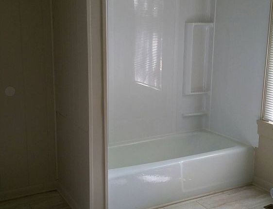 5th image of 823 W Ash St