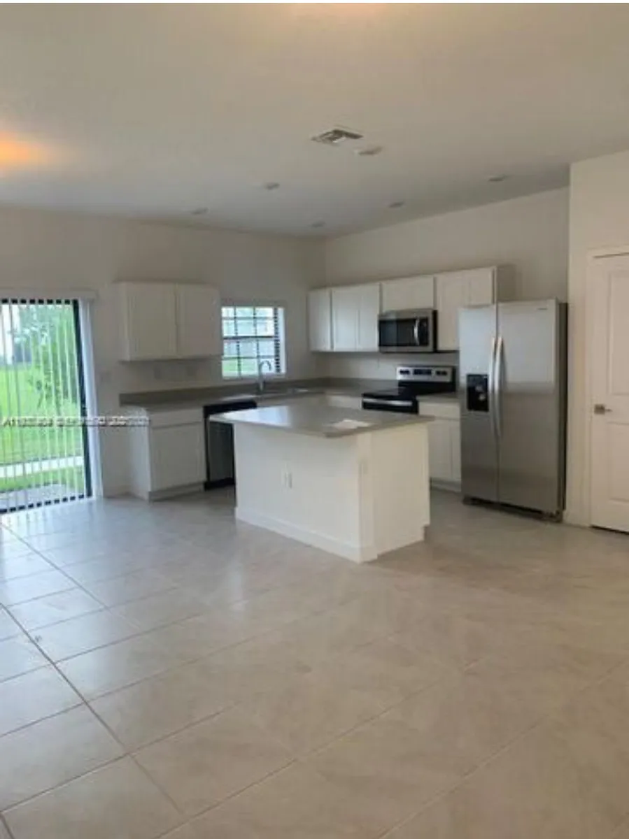 Building Photo - 2-731 SW 11th St #2-731