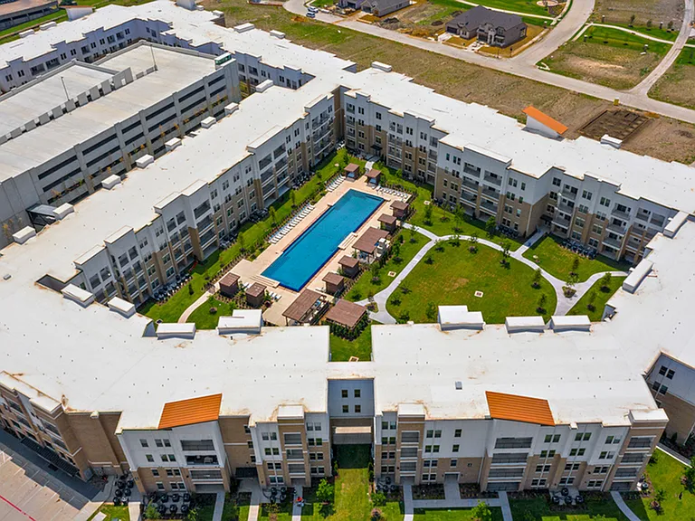 Luxe at Mercer Crossing — Photo 49