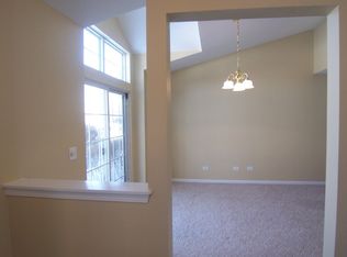 328 Crystal Ridge Dr, Crystal Lake, IL 60012