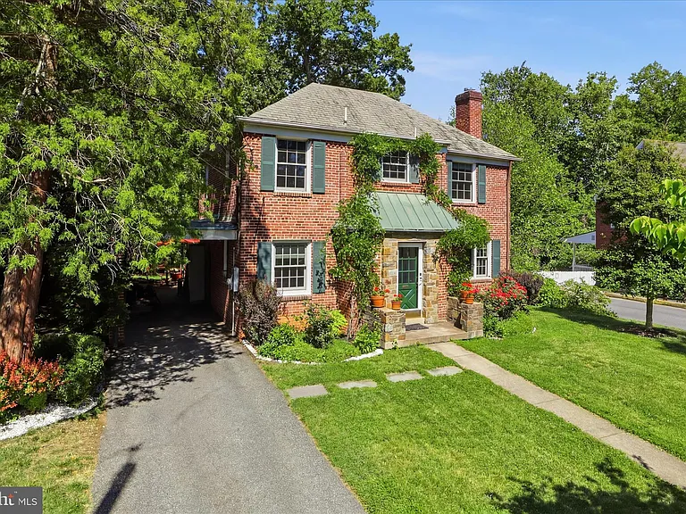 3221 Coquelin Ter — Photo 4