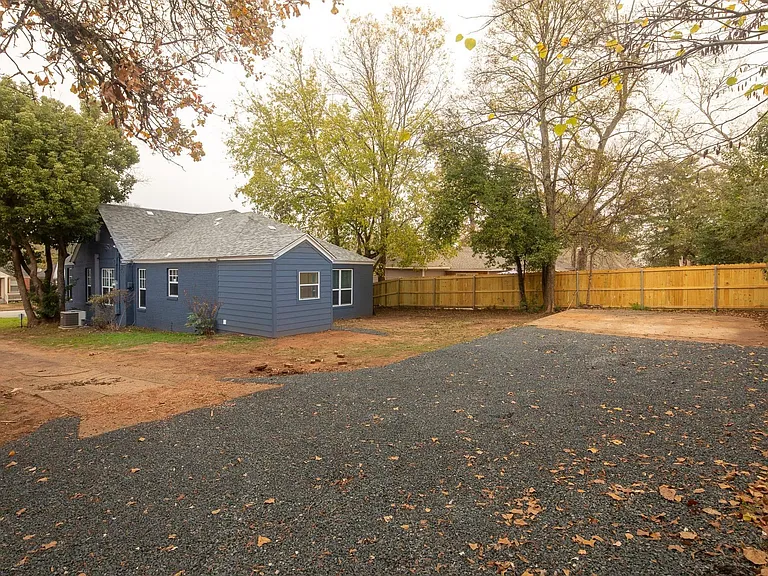 407 E Houston St — Photo 14