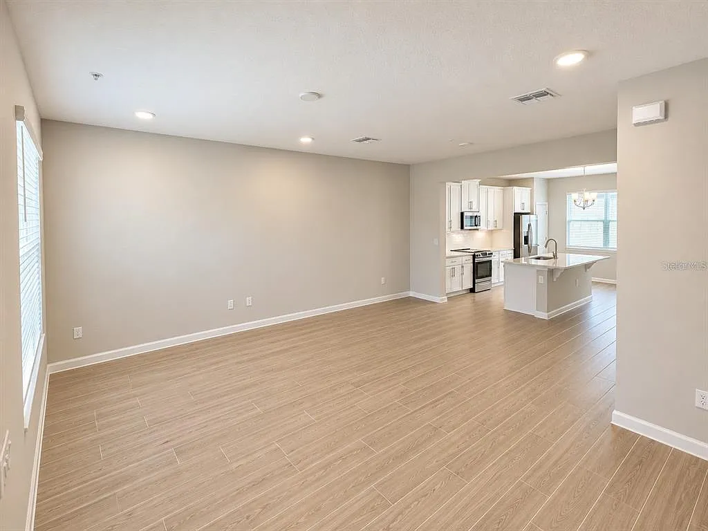 3 bed, 2.5 bath, 1691 sqft, $2,550 — Photo 2