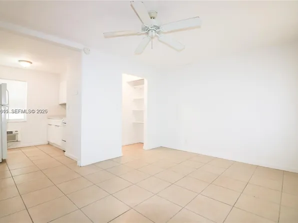 716 NE 8th St #4, Hallandale, FL 33009