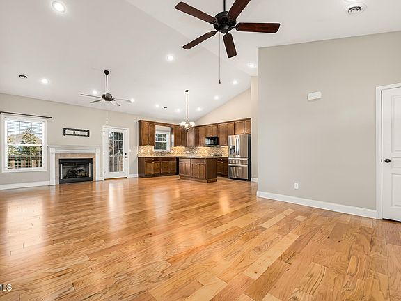 4th image of 2281 Meadow Creek Ln