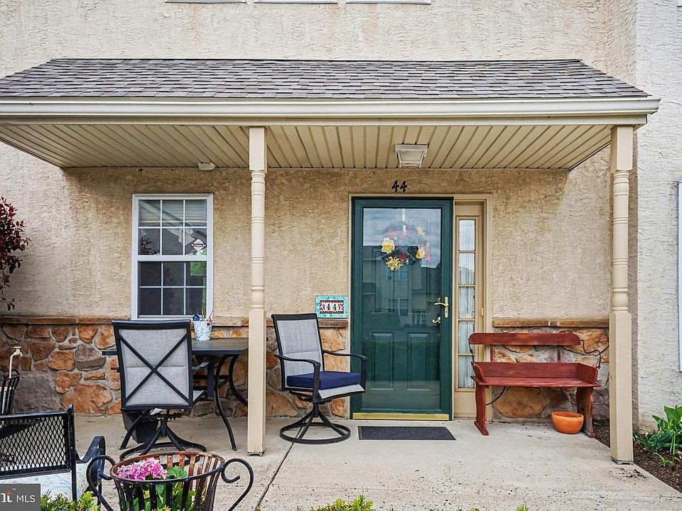 1st image of 44 Stuart Dr #44