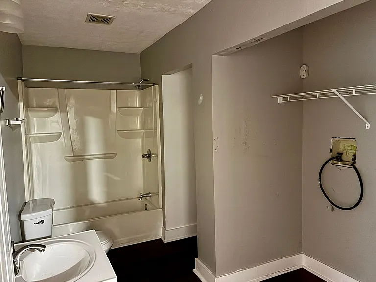 2729 W Market St — Photo 10