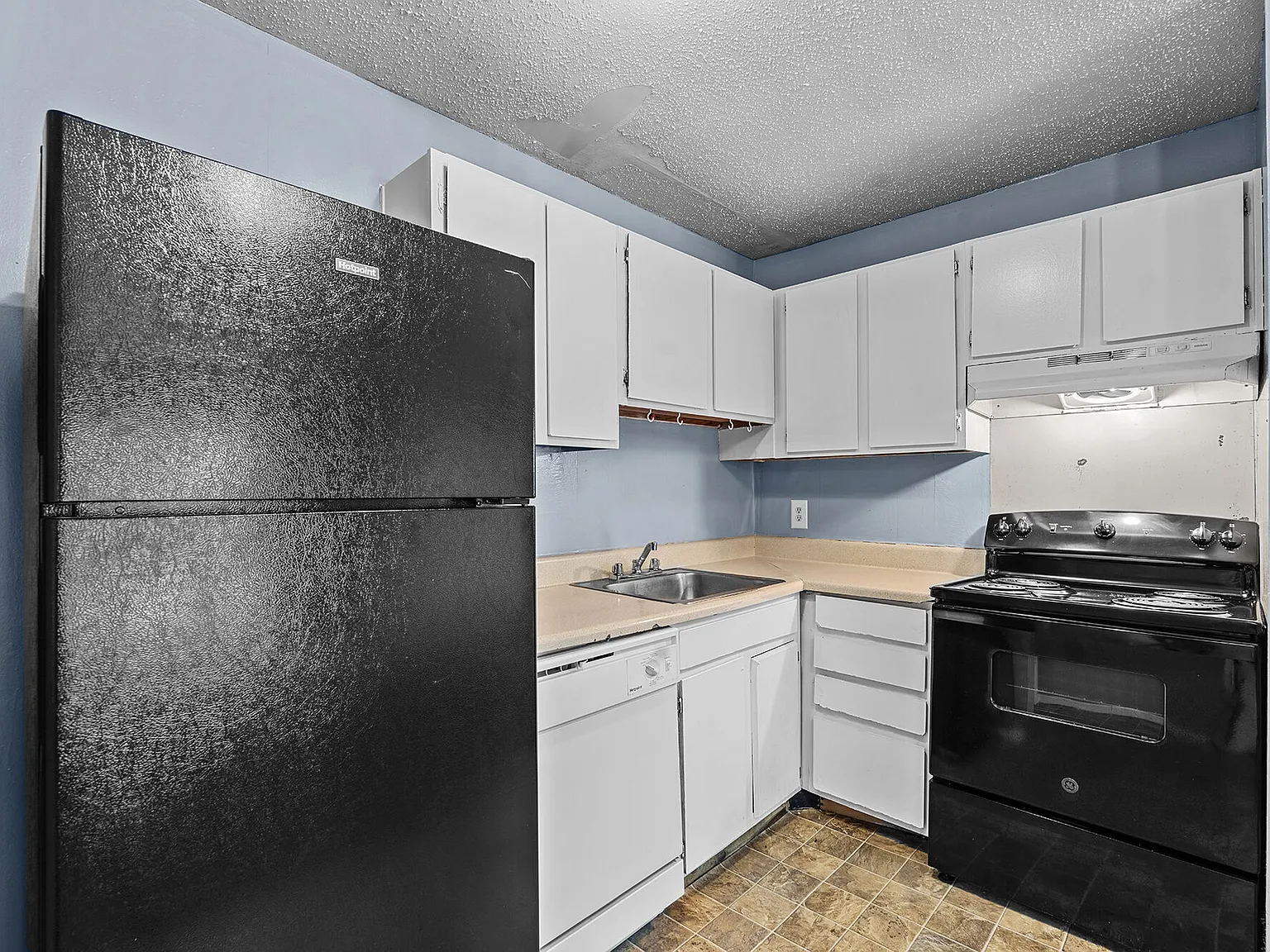 Creekside Apartments — Photo 2