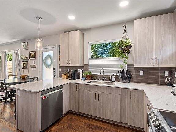 Gorgeous modern kitchen. Stainless Steel Appliances, Extended Tile Backsplash, Undermount Sink, Quartz Counters, Breakfast Peninsula>