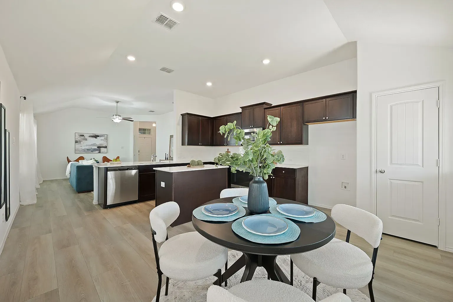 3 bed, 1696 sqft, $2,100 — Photo 2
