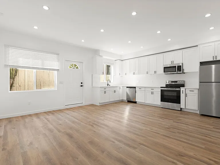 1537 Centinela Ave — Photo 7