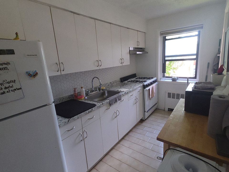2nd image of 2339 Hudson Ter APT B2