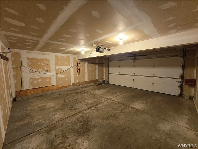 161 Foxpoint Dr W — Photo 32