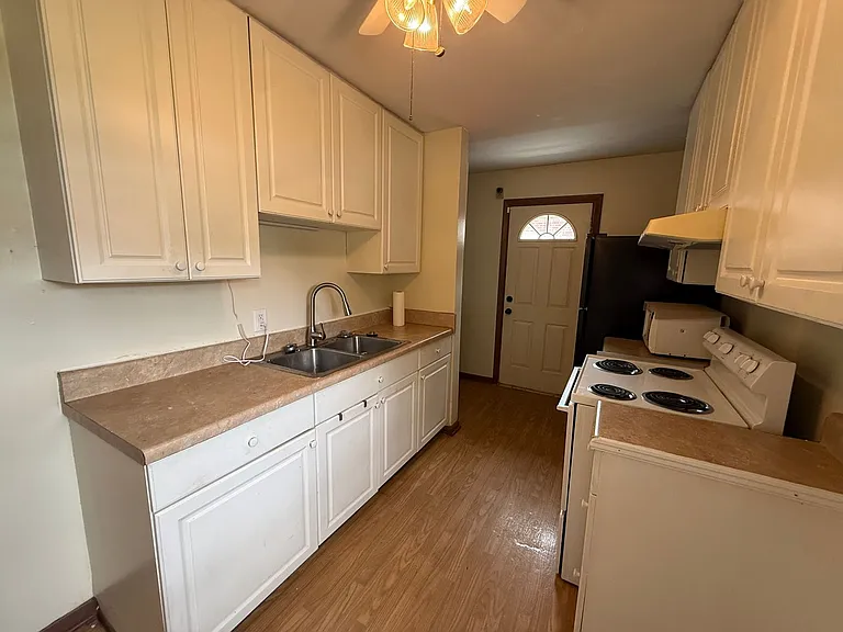 1017 Vance St E — Photo 12