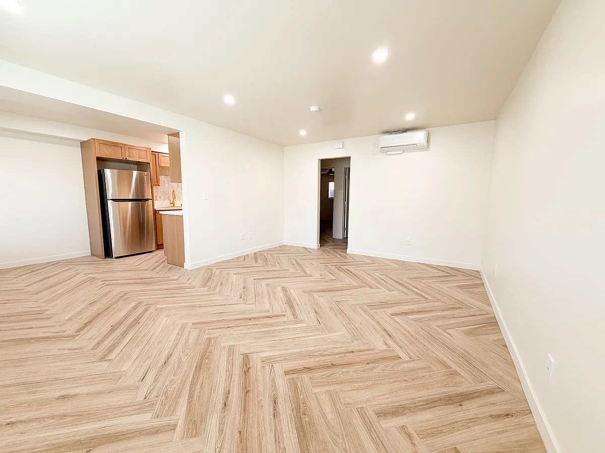 Building Photo - 5130 Wood Ave #B