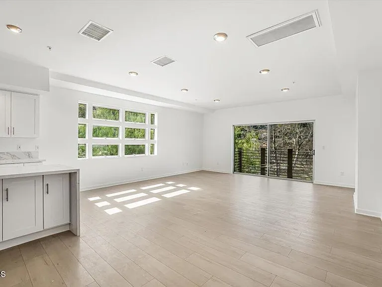 1944 Seminole Dr — Photo 7