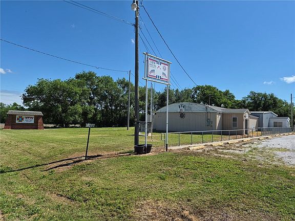 3rd image of 10283 Harper Rd