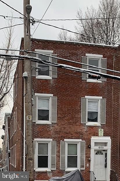 1st image of 600 W 5th St