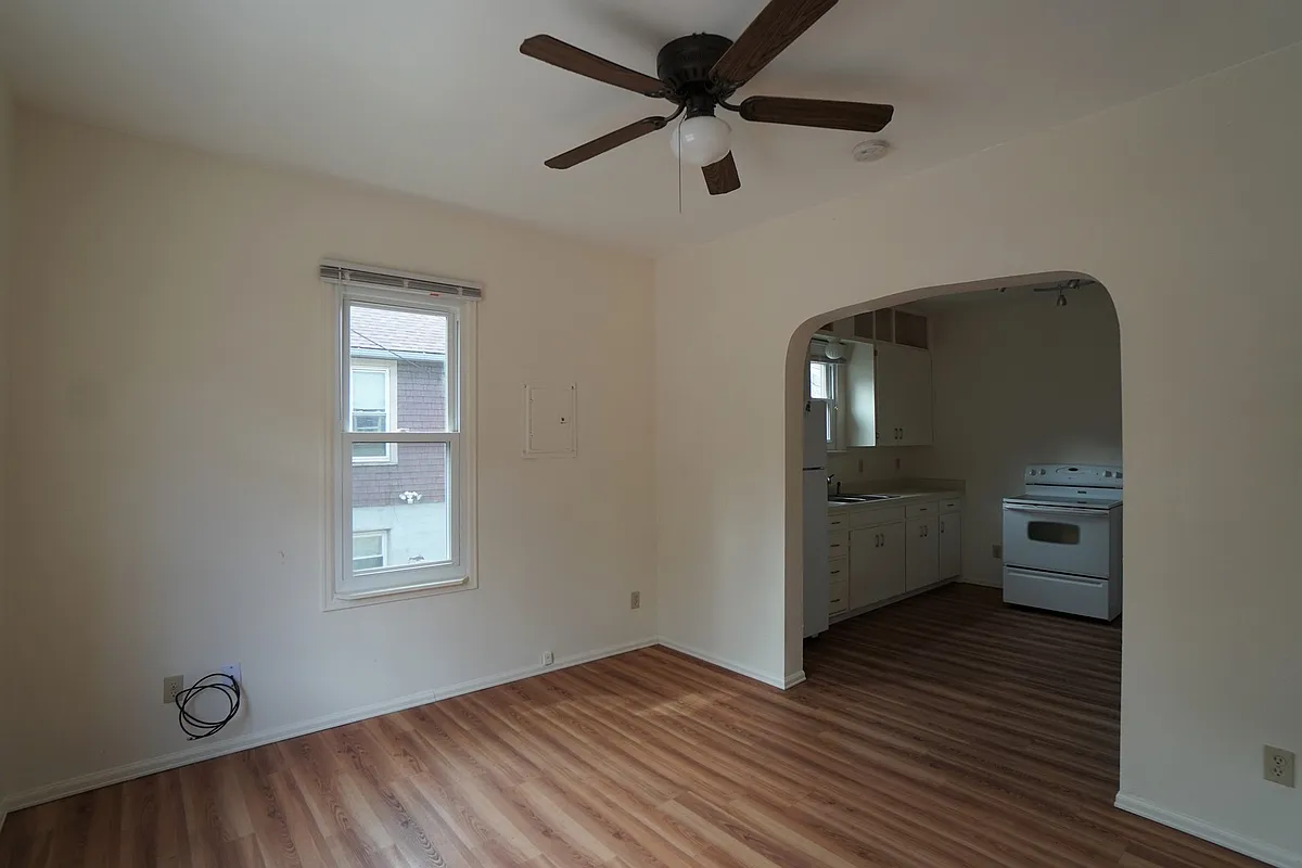 Building Photo - 824 Midland Ave #A