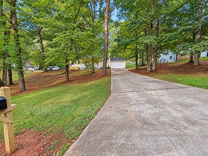 3 bed, 2.0 bath, 1605 sqft, $1,795 — Photo 3