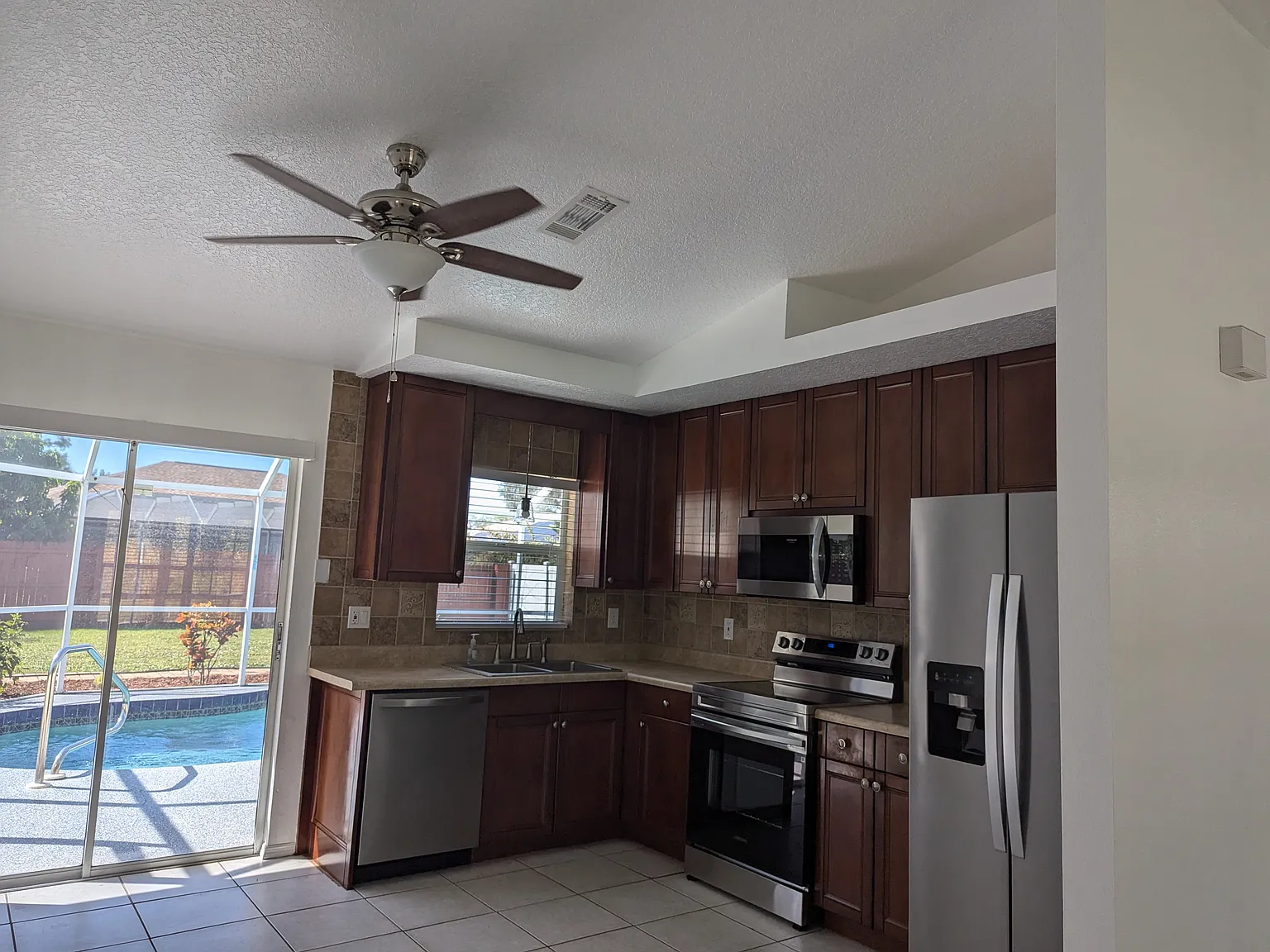 3 bed, 1730 sqft, $2,250 — Photo 3