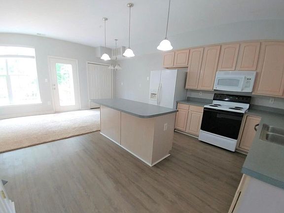 5th image of 8 Harbour Heights Dr #8