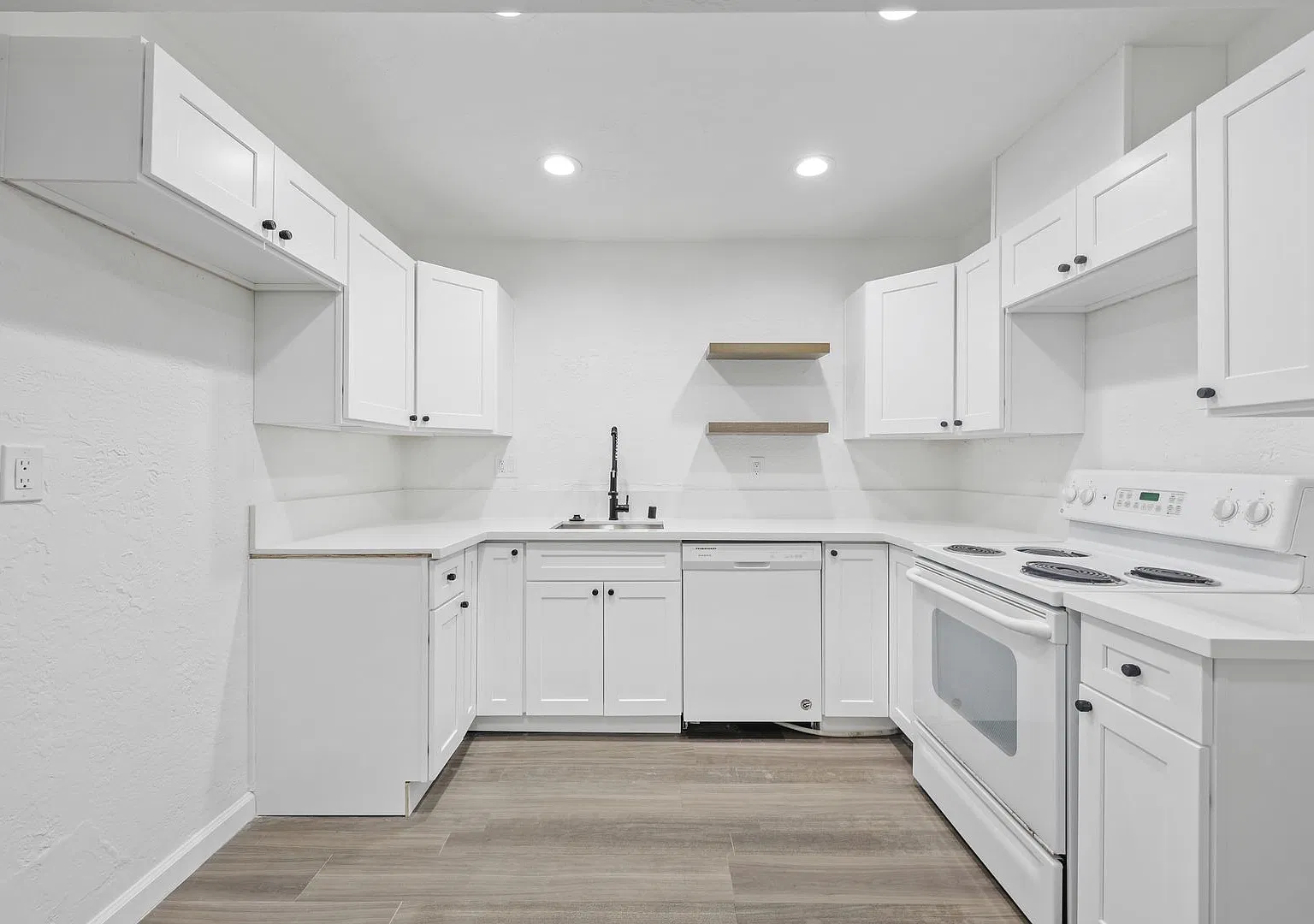 2 bed, 1.5 bath, 995 sqft, $3,400 — Photo 2
