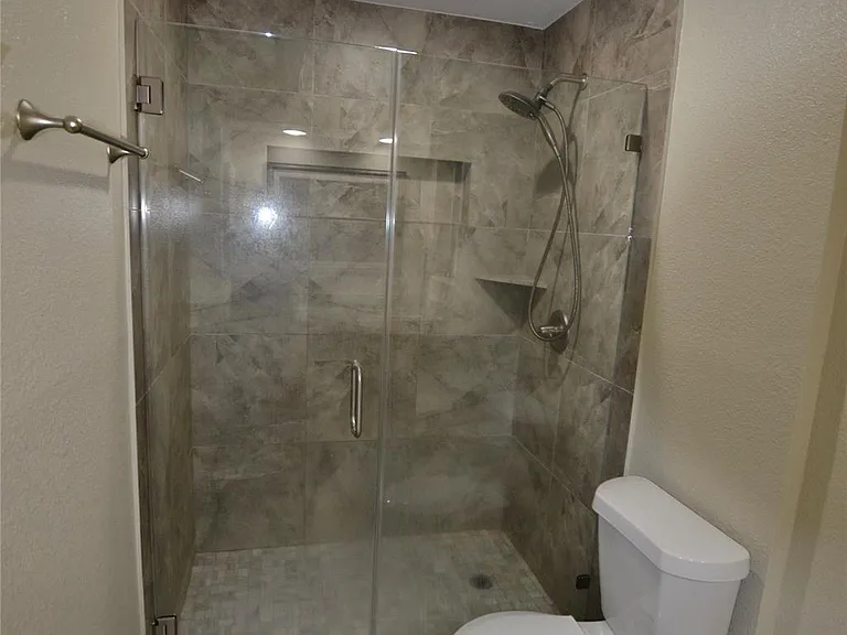 18507 Wood Glen Ln — Photo 9
