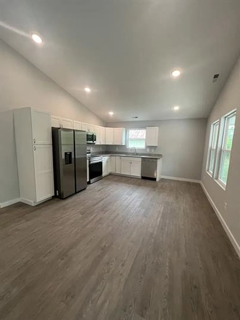 3 bed, 2.0 bath, 1200 sqft, $2,100 — Photo 3