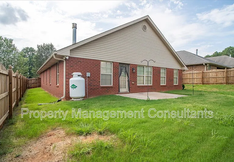 108 Oak Shade Dr — Photo 4