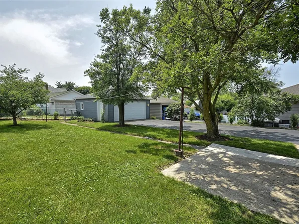 20 E Eureka Dr, Lemont, IL 60439