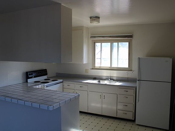 3rd image of 823 Easton Ave #3