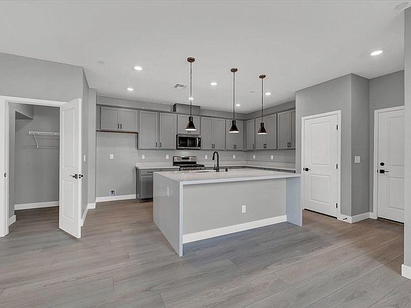 5th image of 514 Fairview Hills St