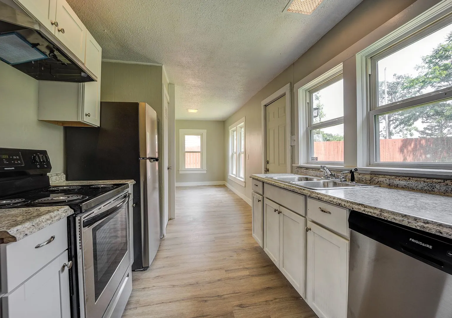 Free Month Rent! Freshly Updated 2 Bedroom House — Photo 2