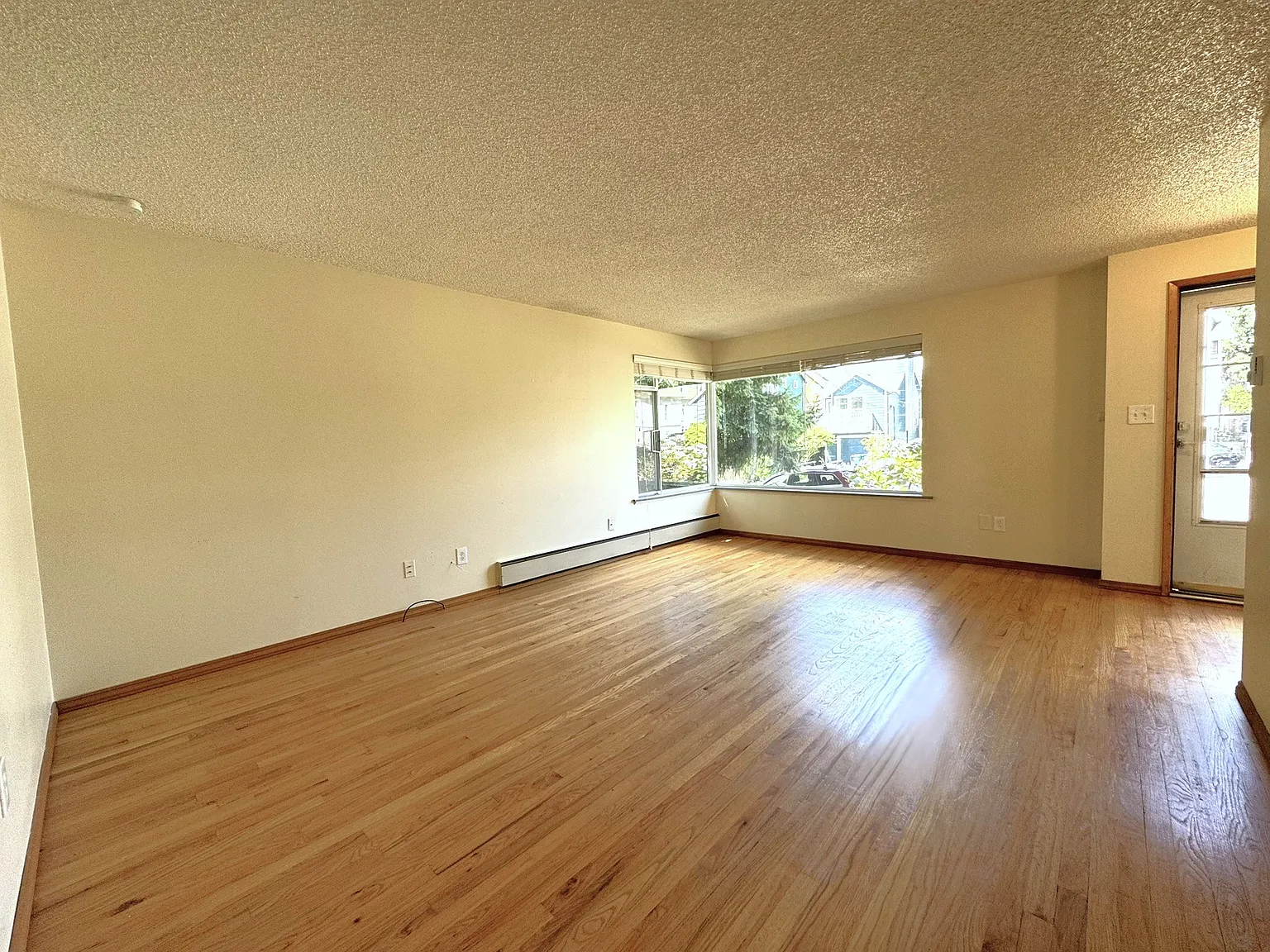 3 bed, 1.5 bath, 1500 sqft, $2,900 — Photo 3