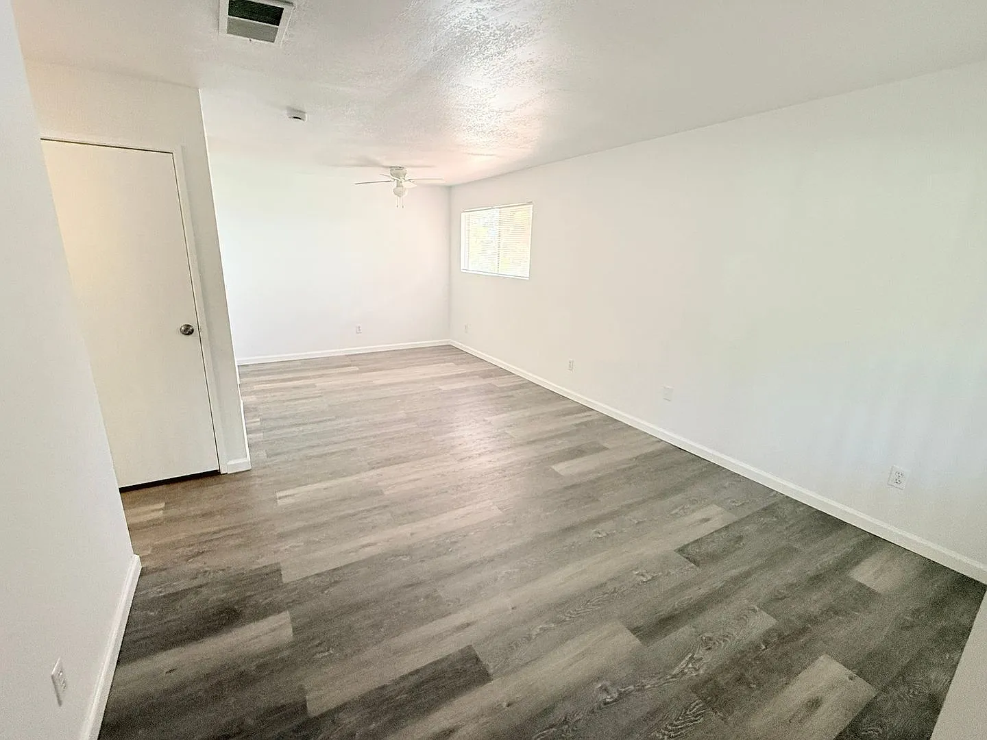 Beautifully Updated Corner Unit with Mountain Views in Palm Springs Villas I — Photo 2