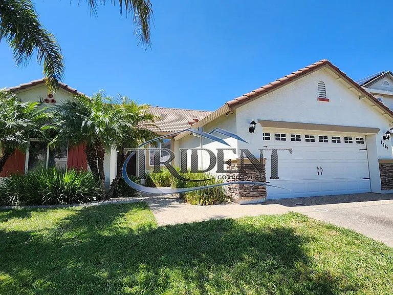 1715 Shoreline Dr — Photo 2