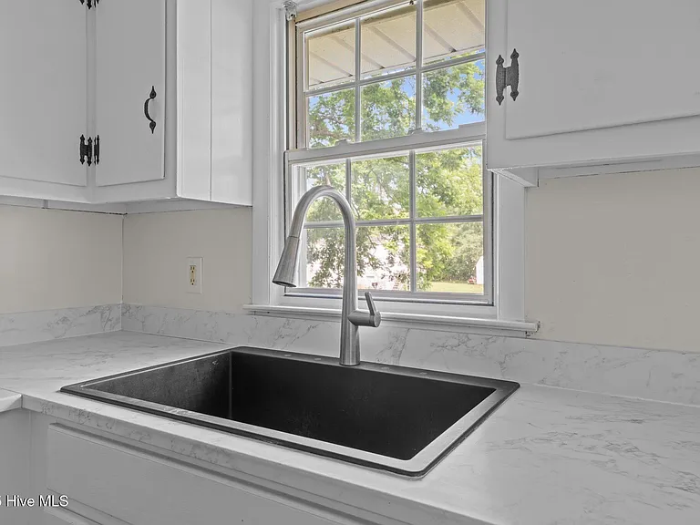 2402 Oaks Rd — Photo 13