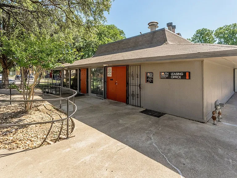 South Crest Apartments: All Bills Paid -Dazzling Dallas Apartments in Quiet Area! — Photo 42