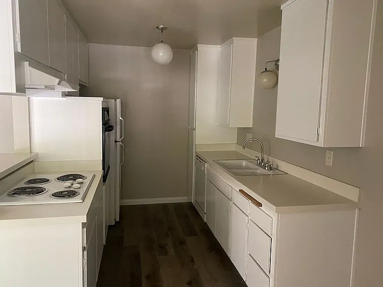 Spacious 1 Bedroom 1 Bath Upstairs Apartment — Photo 7