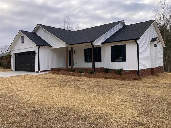 32 Ranchor Dr, Thomasville, NC 27360