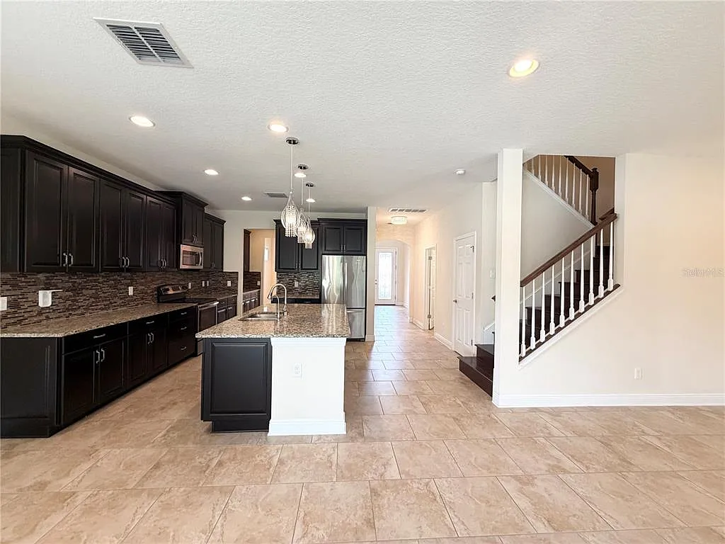 5 bed, 4.0 bath, 3611 sqft, $3,500 — Photo 4