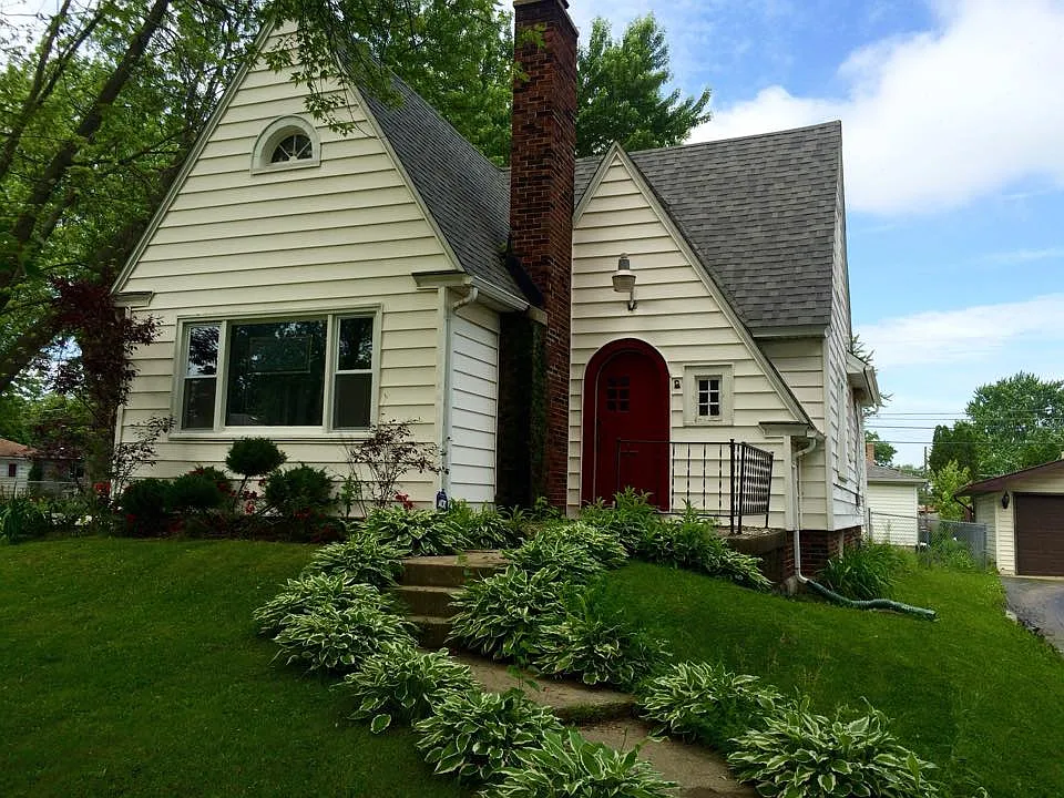 219 Davison St photo 1