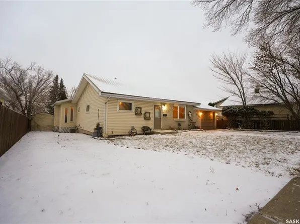 1126 Iroquois STREET W, Moose Jaw, SK S6H 5B9
