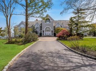 250 Suydam Ln, Bayport, NY 11705