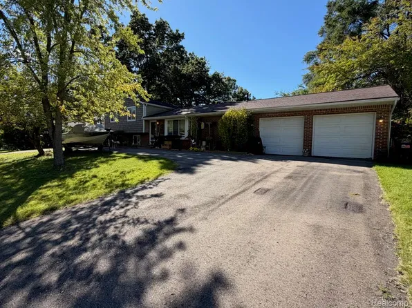 4039 Clifton Rdg, Highland, MI 48357