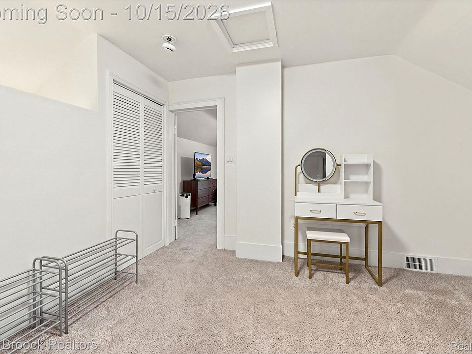 704 E Washington St, photo 17